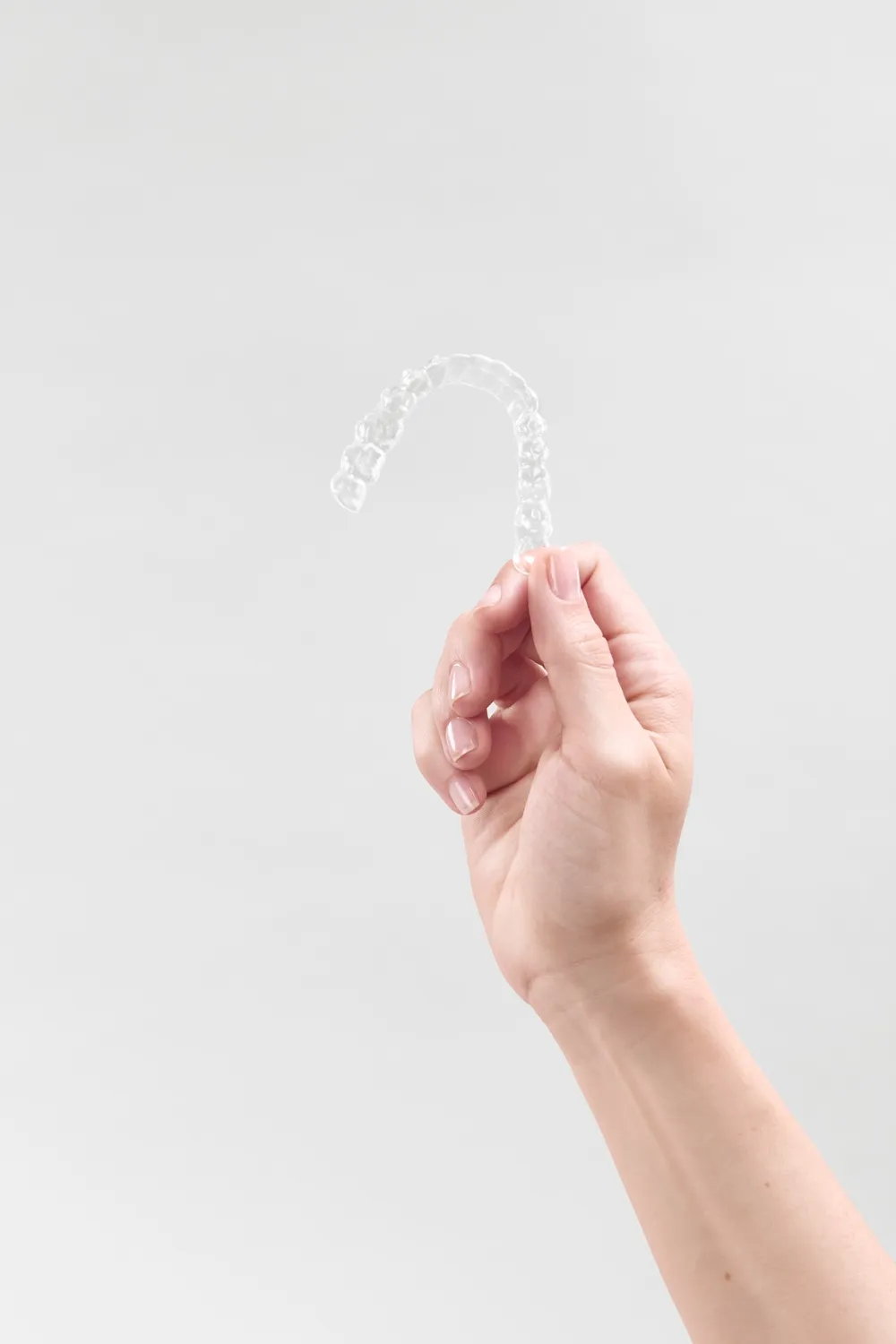 Alineador transparente Aliwell sostenido en la mano